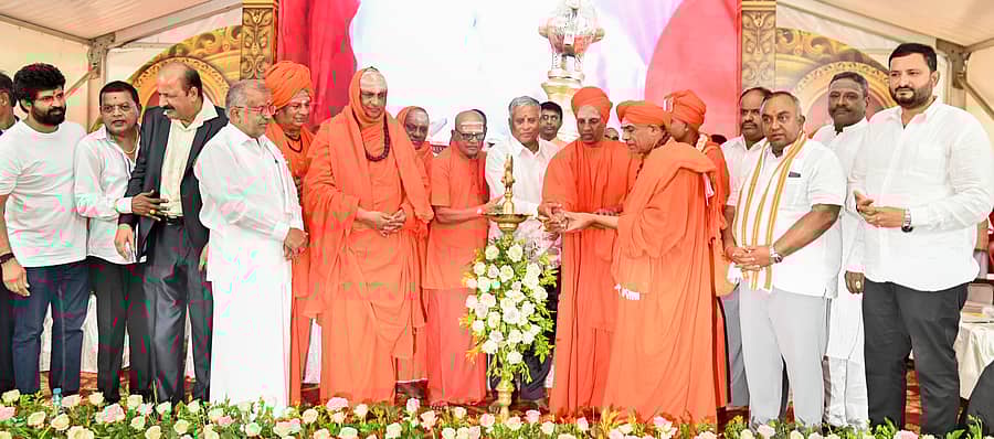 ಮೈಸೂರಿನ ಹೊಸಮಠದಲ್ಲಿ ಪಟ್ಟಾಧಿಕಾರ ಮಹೋತ್ಸವ ಹಾಗೂ ಚಿದಾನಂದ ಸ್ವಾಮೀಜಿ ಅವರ ಜನ್ಮದಿನದ ಅಮೃತ ಮಹೋತ್ಸವ ಕಾರ್ಯಕ್ರಮವನ್ನು ಕೇಂದ್ರ ಜಲಶಕ್ತಿ ಮತ್ತು ರೈಲ್ವೆ ಖಾತೆ ರಾಜ್ಯ ಸಚಿವ ವಿ.ಸೋಮಣ್ಣ ಉದ್ಘಾಟಿಸಿದರು           ಪ್ರಜಾವಾಣಿ ಚಿತ್ರ 