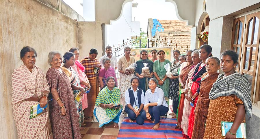 ಮಾಗಡಿ ತಾಲ್ಲೂಕಿನ ಕಲ್ಯಾ ಗ್ರಾಮದಲ್ಲಿ ಕೃಷಿ ವಿಜ್ಞಾನ ಕೇಂದ್ರದ ವತಿಯಿಂದ ವೈಜ್ಞಾನಿಕ ಅಣಬೆ ಬೇಸಾಯ ಕುರಿತು ಒಂದು ದಿನದ ತರಬೇತಿಯಲ್ಲಿ  ಕೇಂದ್ರದ ವಿಜ್ಞಾನಿಗಳು ಹಾಗೂ ಗ್ರಾಮದ ಮಹಿಳೆಯರು ಭಾಗವಹಿಸಿದ್ದರು 