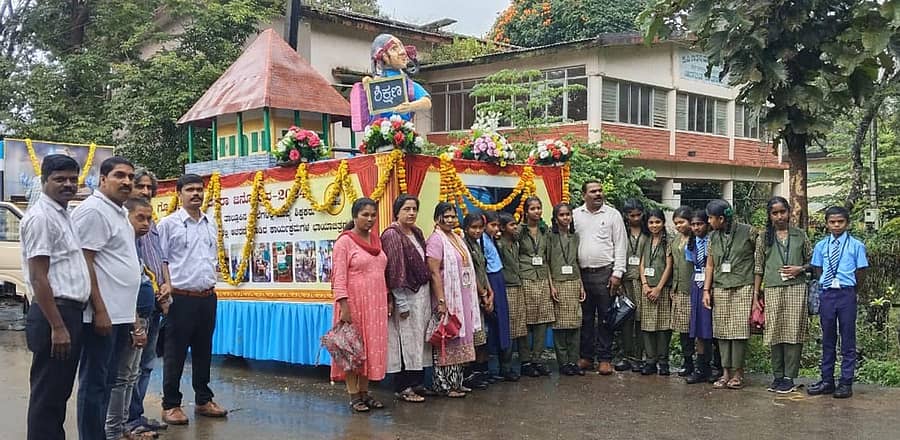 ಗೋಣಿಕೊಪ್ಪಲು ದಸರಾ ಉತ್ಸವದ ಸ್ತಬ್ಧ ಚಿತ್ರ ಮೆರವಣಿಗೆಯಲ್ಲಿ ವಿದ್ಯಾರ್ಥಿಗಳೊಂದಿಗೆ ಭಾಗಿ.