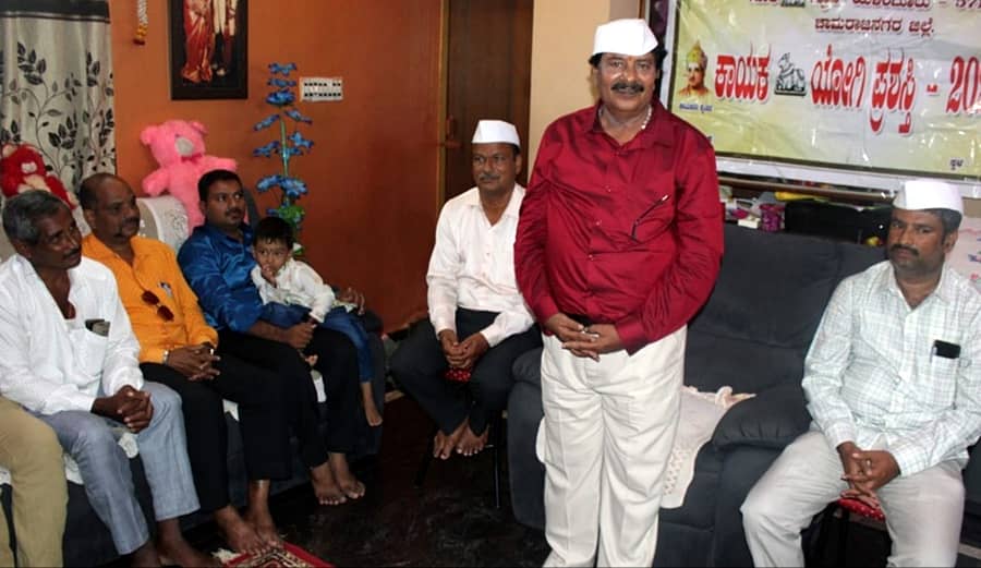 ಗಾಂಧಿವಾದಿ ಸಿದ್ದಯ್ಯ ಮೇಷ್ಟ್ರಿಗೆ ಈಚೆಗೆ ಕಾರ್ಯಕ್ರಮವೊಂದರಲ್ಲಿ ಹಳೆಯ ವಿದ್ಯಾರ್ಥಿಗಳೆಲ್ಲರೂ ಸೇರಿ ಗೌರವ ಸಲ್ಲಿಸಿದರು (ಚಿತ್ರದಲ್ಲಿ ನಿಂತಿರುವವವರು)