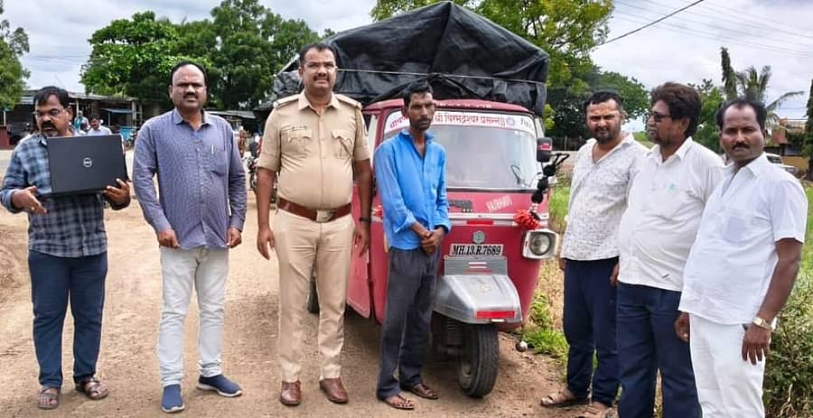 ಇಂಡಿ ತಾಲ್ಲೂಕಿನ ಹಿರೇರೆಬೇವನೂರ ಗ್ರಾಮದ ತಾಂಡಾ ಹತ್ತಿರ ಪಡಿತರ ಪಡಿತರ ಅಕ್ಕಿ ಜಪ್ತಿ ಮಾಡಲಾಗಿದೆ                                   