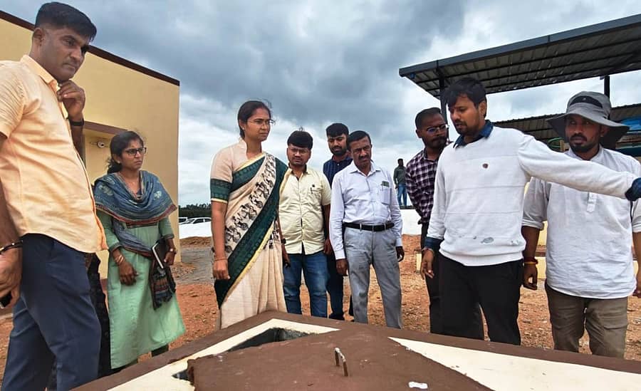 ಪಾಂಡವಪುರ ತಾಲ್ಲೂಕಿನ ಜಾಗಶೆಟ್ಟಹಳ್ಳಿ ಗ್ರಾಮದಲ್ಲಿ ನಿರ್ಮಾಣವಾಗಿರುವ ಮಲ ತ್ಯಾಜ್ಯ ನಿರ್ವಹಣಾ ಘಟಕವನ್ನು ಜಿ.ಪಂ.ಸಿಇಒ ಕೆ.ಆರ್.ನಂದಿನಿ ಪರಿಶೀಲನೆ ನಡೆಸಿದರು 