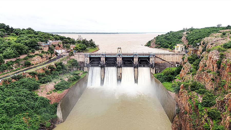 ನವಿಲುತೀರ್ಥ ಅಣೆಕಟ್ಟಿನಿಂದ ನೀರು ಹರಿಬಿಡಲಾಗಿದೆ