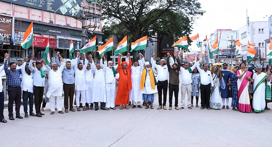 ಶಿವಮೊಗ್ಗದ ಟಿ.ಸೀನಪ್ಪ ಶೆಟ್ಟಿ ವೃತ್ತದಲ್ಲಿ ಶಾಂತಿಗಾಗಿ ನಡಿಗೆ ತಂಡದಿಂದ ಮಾನವ ಸರಪಳಿ ರಚಿಸಲಾಯಿತು 