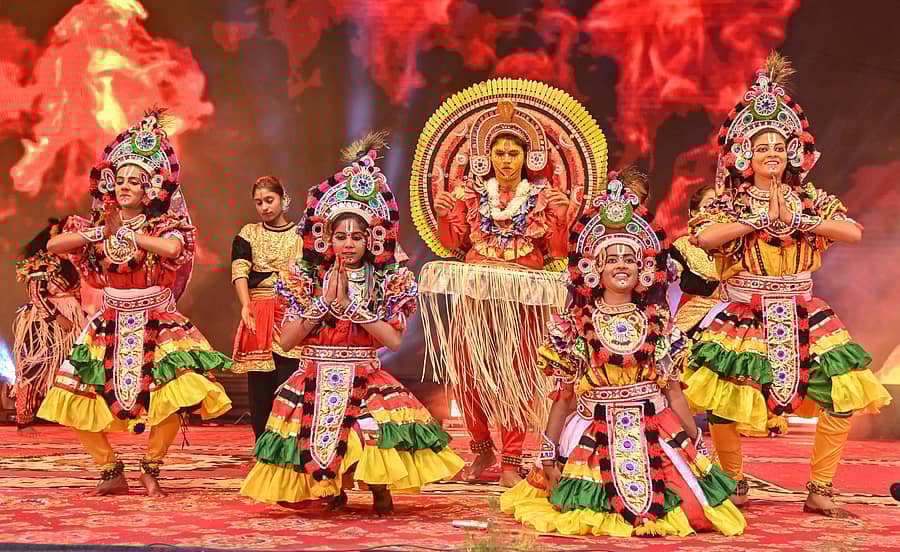 ಕಳೆದ ವರ್ಷದ ಯುವ ಸಂಭ್ರಮದಲ್ಲಿ ಪ್ರದರ್ಶನ ನೀಡಿದ ವಿದ್ಯಾರ್ಥಿನಿಯರು