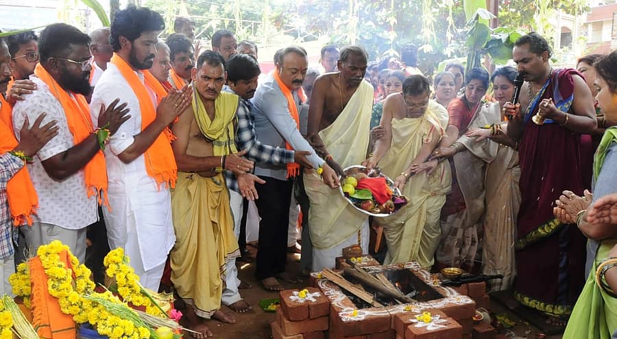 ಹರಿಹರದ ಆಂಜನೇಯ ಸ್ವಾಮಿ ದೇವಸ್ಥಾನದ ಆವರಣದಲ್ಲಿ ಗುರುವಾರ ಹಿಂದೂ ಜಾಗರಣ ವೇದಿಕೆಯಿಂದ ಪ್ರತಿಷ್ಠಾಪಿಸಿರುವ ಹಿಂದೂ ಮಹಾ ಗಣಪತಿ ಸ್ಥಳದಲ್ಲಿ ಹೋಮ, ಪೂರ್ಣಾಹುತಿ ನಡೆಯಿತು