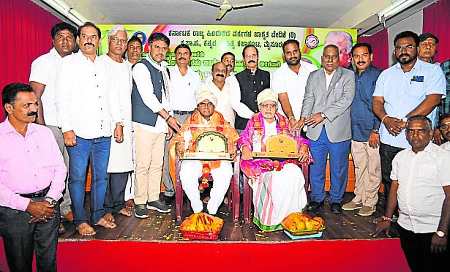 <div class="paragraphs"><p>ಮೈಸೂರಿನ ಕನ್ನಡ ಸಾಹಿತ್ಯ ಪರಿಷತ್ತು ಭವನದಲ್ಲಿ ಬುಧವಾರ ವಿಧಾನಪರಿಷತ್ ಸದಸ್ಯ ಡಾ.ಡಿ.ತಿಮ್ಮಯ್ಯ ಹಾಗೂ ಸಮಾಜ ಸೇವಕ ಕೆ.ರಘುರಾಮ್ ವಾಜಪೇಯಿ ಅವರಿಗೆ ಅರಸು ಸೇವಾ ಪ್ರಶಸ್ತಿಯನ್ನು ಲೇಖಕ ಪ್ರೊ.ಅರವಿಂದ ಮಾಲಗತ್ತಿ ಪ್ರದಾನ ಮಾಡಿದರು</p></div>