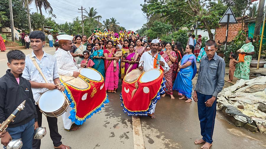 ಹೊಂಕಣದ ಗುಬ್ಬಿ ನಂಜುಂಡೇಶ್ವರ ಶಿವಯೋಗಿಯವರ ಅಪ್ಪಣೆ ಮೇರೆಗೆ ಹಾವೇರಿ ತಾಲ್ಲೂಕಿನ ಹೊಸಳ್ಳಿಯಲ್ಲಿ ವೀರಭದ್ರೇಶ್ವರ ದೇವರ ದೇವಸ್ಥಾನ ನಿರ್ಮಾಣಕ್ಕೆ ಪೂಜೆ ಸಲ್ಲಿಸಲು ಭಕ್ತರು ಮೆರವಣಿಗೆ ಮೂಲಕ ಸಾಗಿದರು
