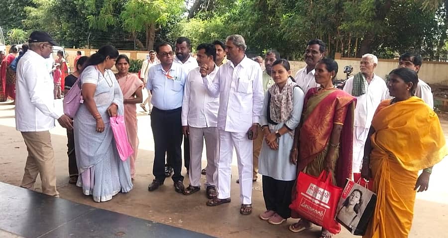 ಜಿಲ್ಲಾ ಗ್ಯಾರಂಟಿ ಅನುಷ್ಠಾನ ಸಮಿತಿ ಅಧ್ಯಕ್ಷ ಅಮೃತರಾವ್ ಚಿಮಕೋಡೆ ಅವರು ಬೀದರ್ನ ಕೇಂದ್ರ ಬಸ್ ನಿಲ್ದಾಣಕ್ಕೆ ಭೇಟಿ ನೀಡಿ, ಪ್ರಯಾಣಿಕರ ಸಮಸ್ಯೆ ಆಲಿಸಿದರು