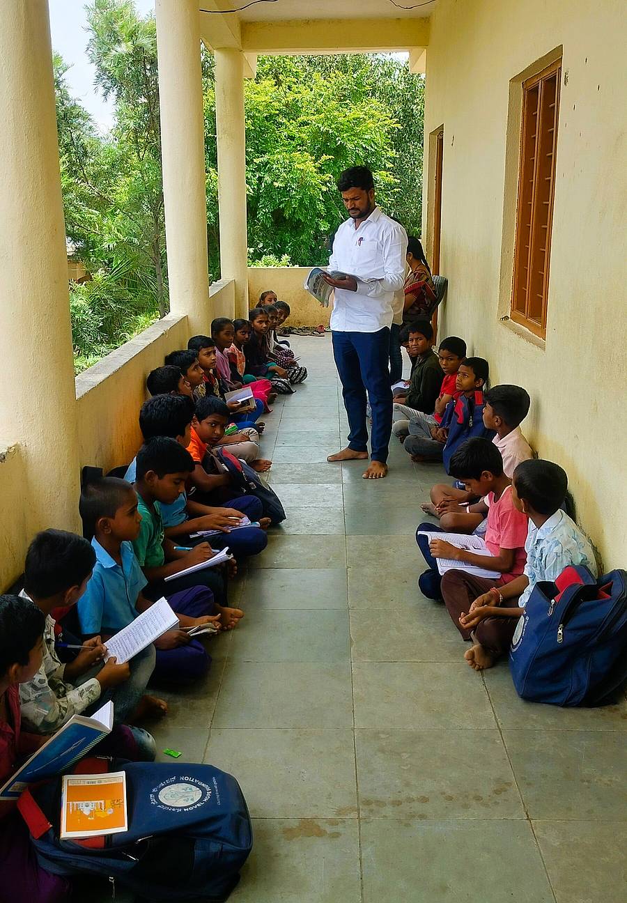 ಅಫಜಲಪುರ ತಾಲ್ಲೂಕಿನ ಬಂದರವಾಡ ಸರ್ಕಾರಿ ಹಿರಿಯ ಪ್ರಾಥಮಿಕ ಶಾಲೆಯಲ್ಲಿ ಶಿಕ್ಷಕ ಕರೆಪ್ಪ ಜೇವರ್ಗಿ ಅವರು ಕಲಿಕೆಯಲ್ಲಿ ಹಿಂದುಳಿದ ಮಕ್ಕಳನ್ನು ಬೇರ್ಪಡಿಸಿ ಪಾಠ ಮಾಡುತ್ತಿರುವುದು.