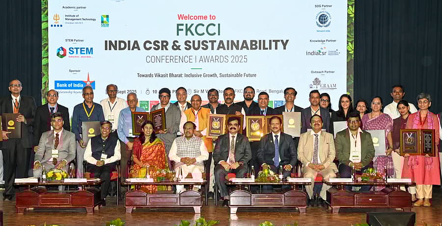 ಎಫ್ಕೆಸಿಸಿಐ ಆಯೋಜಿಸಿದ್ದ ಸಮಾರಂಭದಲ್ಲಿ ಉದ್ಯಮಿಗಳಿಗೆ ಸಿಎಸ್ಆರ್ ಪ್ರಶಸ್ತಿ ಪ್ರದಾನ ಮಾಡಲಾಯಿತು. ಗೃಹ ಸಚಿವ ಜಿ.ಪರಮೇಶ್ವರ, ಉಮಾ ರೆಡ್ಡಿ, ಎಂ.ಜಿ.ಬಾಲಕೃಷ್ಣ, ಟಿ.ಸಾಯಿರಾಮ್ ಪ್ರಸಾದ್ ಮತ್ತು ಕೀರ್ತನ್ ಕುಮಾರ್ ಉಪಸ್ಥಿತರಿದ್ದರು
– ಪ್ರಜಾವಾಣಿ ಚಿತ್ರ