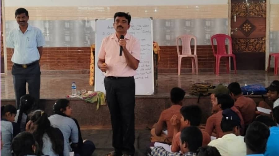 ಗಣಿತ ಬೋಧನೆಯಲ್ಲಿ ತೊಡಗಿರುವ ಶಿಕ್ಷಕ ಆರ್‌.ಶಿವಶಂಕರ್‌