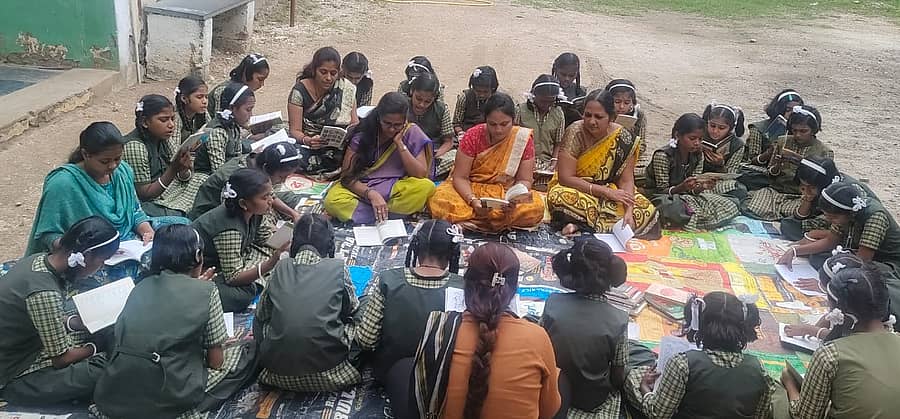 ಅಳವಂಡಿಯ ಕಸ್ತೂರಬಾ ಗಾಂಧಿ ಬಾಲಕಿಯರ ವಸತಿ ಮಹಾವಿದ್ಯಾಲಯದಲ್ಲಿ ಶಿಕ್ಷಕರ ಜೊತೆ ಮಕ್ಕಳ ಓದು
