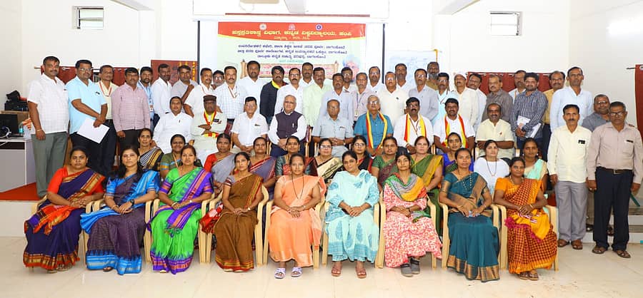 ಬಾಗಲಕೋಟೆಯಲ್ಲಿ ಗುರುವಾರ ನಡೆದ ಹಳಗನ್ನಡ ಸಾಹಿತ್ಯ ಬೋಧನಾ ತರಬೇತಿ ಶಿಬಿರದಲ್ಲಿ ಪಾಲ್ಗೊಂಡಿದ್ದ ಶಿಬಿರಾರ್ಥಿಗಳು ಹಾಗೂ ಅತಿಥಿಗಳು