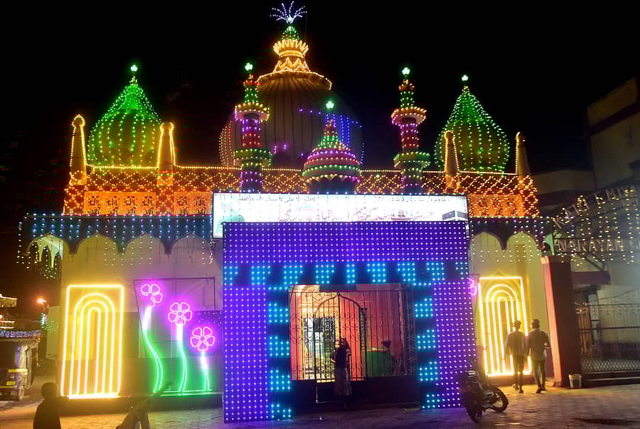 ಈದ್‌ ಮಿಲ್ಲಾದ್‌ ಪ್ರಯುಕ್ತ ಹಳೇ ಹುಬ್ಬಳ್ಳಿಯ ನಾರಾಯಣ ಸೋಪದಲ್ಲಿನ ಕರಿಮುಲ್ಲಾ ಶಾ ದರ್ಗಾವನ್ನು ವಿದ್ಯುತ್‌ ದೀಪಗಳಿಂದ ಆಕರ್ಷಕವಾಗಿ ಅಲಂಕರಿಸಲಾಗಿತ್ತು