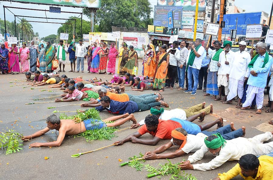 ಗದಗ ನಗರದ ಚನ್ನಮ್ಮ ವೃತ್ತದಿಂದ ಜಿಲ್ಲಾಧಿಕಾರಿ ಕಚೇರಿವರೆಗೆ ವಿವಿಧ ಬೇಡಿಕೆಗಳ ಈಡೇರಿಕೆಗೆ ಆಗ್ರಹಿಸಿ ರೈತರು ಗುರುವಾರ ದೀಡ್‌ ನಮಸ್ಕಾರ ಹಾಕಿ ಪ್ರತಿಭಟನೆ ನಡೆಸಿದರು