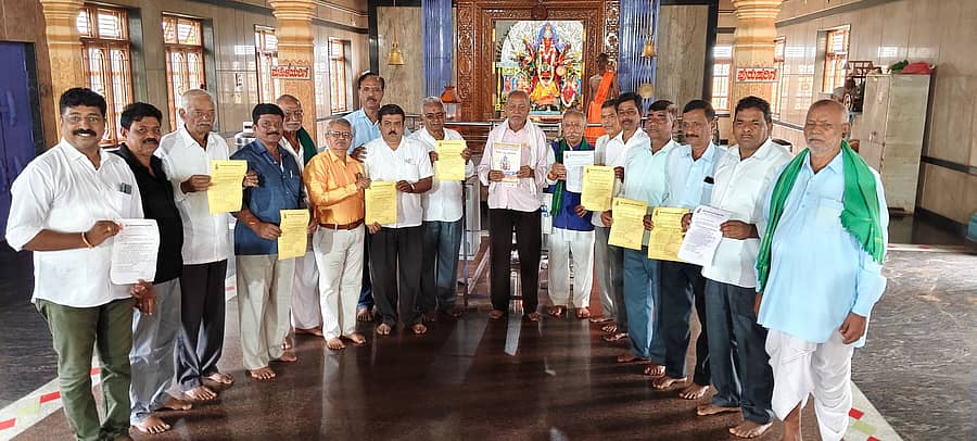 ಮುಂಡಗೋಡ ಪಟ್ಟಣದ ಮಾರಿಕಾಂಬಾ ದೇವಿಯ 7ನೇ ಜಾತ್ರಾ ಮಹೋತ್ಸವದ ಕರಪತ್ರವನ್ನು ದೇವಸ್ಥಾನ ಟ್ರಸ್ಟ್ ಕಮಿಟಿ ಅಧ್ಯಕ್ಷ, ಸದಸ್ಯರು ಗುರುವಾರ ಬಿಡುಗಡೆ ಮಾಡಿದರು