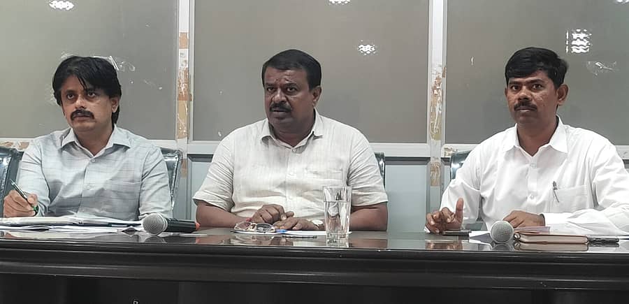 ಚನ್ನರಾಯಪಟ್ಟಣದ ತಾಲ್ಲೂಕು ಪಂಚಾಯಿತಿ ಸಭಾಂಗಣದಲ್ಲಿ ಈಚೆಗೆ ನಡೆದ ಅಧಿಕಾರಿಗಳ ಸಭೆಯಲ್ಲಿ ಶಾಸಕ ಸಿ.ಎನ್. ಬಾಲಕೃಷ್ಣ ಮಾತನಾಡಿದರು. ತಹಶೀಲ್ದಾರ್ ಜಿ.ಎಸ್. ಶಂಕರಪ್ಪ, ಜಿ.ಆರ್. ಹರೀಶ್, ತೇಜಸ್ವಿನಿ ಭಾಗವಹಿಸಿದ್ದರು