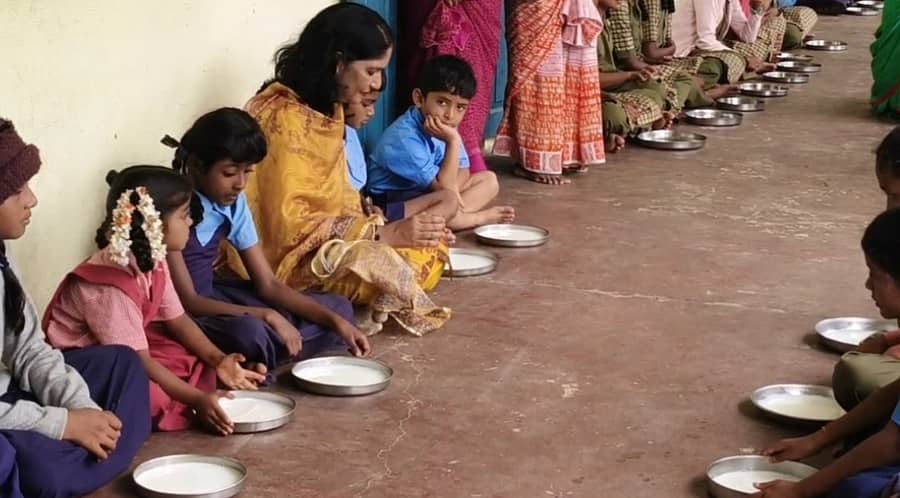 ಹಾಸನ ತಾಲ್ಲೂಕಿನ ಗೊರೂರು ಸರ್ಕಾರಿ ಹಿರಿಯ ಪ್ರಾಥಮಿಕ ಶಾಲೆಗೆ ಗುರುವಾರ ಭೇಟಿ ನೀಡಿದ ಜಿಲ್ಲಾಧಿಕಾರಿ ಲತಾಕುಮಾರಿ, ಮಕ್ಕಳೊಂದಿಗೆ ಕುಳಿತು ಊಟ ಮಾಡಿದರು