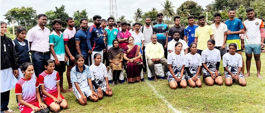 ಸರಗೂರು ಪಟ್ಟಣದ ಪ್ರಥಮ ದರ್ಜೆ ಕಾಲೇಜು. ಲಯನ್ಸ್ ಸ್ಕೂಲ್ ಆವರಣದಲ್ಲಿ ಗುರುವಾರ ಜಿಲ್ಲಾ ಪಂಚಾಯತ್, ಯುವ ಸಬಲೀಕರಣ ಮತ್ತು ಕ್ರೀಡಾ ಇಲಾಖೆ, ಕರ್ನಾಟಕ ಕ್ರೀಡಾ ಪ್ರಾಧಿಕಾರದಿಂದ ನಡೆದ ತಾಲ್ಲೂಕು ಮಟ್ಟದ ದಸರಾ ಕ್ರೀಡಾಕೂಟ ನಡೆಯಿತು