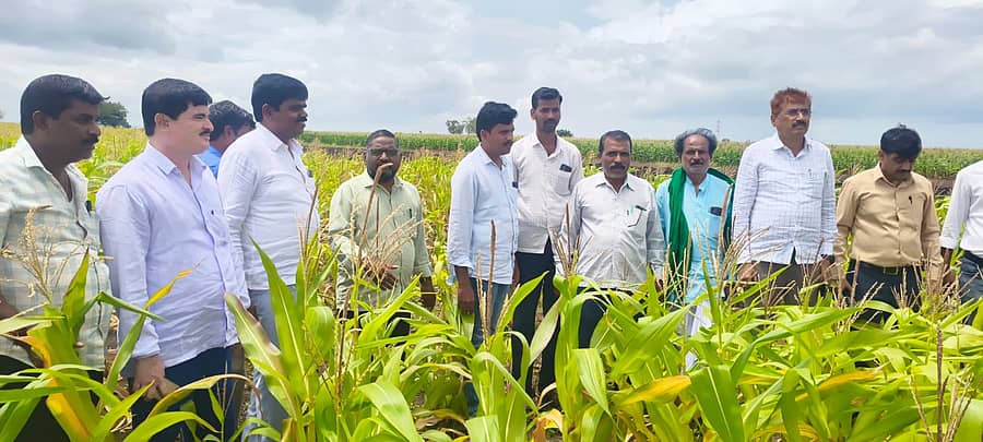 ನರಗುಂದ ತಾಲ್ಲೂಕಿನ ಕೊಣ್ಣೂರ ಗ್ರಾಮದ ಜಮೀನುಗಳಿಗೆ ಬೆಂಗಳೂರಿನ ತಹಶೀಲ್ದಾರ್ ಪ್ರಶಾಂತ್. ಎನ್.ಎಸ್. ನೇತೃತ್ವದ ಎಸ್‌ಡಿಆರ್‌ಎಫ್ (ರಾಜ್ಯ ವಿಪತ್ತು ನಿರ್ವಹಣಾ ತಂಡ) ಭೇಟಿ ನೀಡಿ ಮೆಕ್ಕೆಜೋಳ ಬೆಳೆ ಪರಿಶೀಲಿಸಿತು