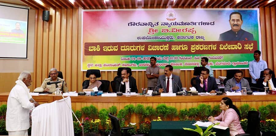 ದೇವನಹಳ್ಳಿಯ ಜಿಲ್ಲಾಡಳಿತ ಭವನದ ಜಿಲ್ಲಾ ಪಂಚಾಯತ್ ಸಭಾಂಗಣದಲ್ಲಿ ಲೋಕಾಯುಕ್ತ ಸಂಸ್ಥೆಯಲ್ಲಿ ಬಾಕಿ ಇರುವ ದೇವನಹಳ್ಳಿ ತಾಲ್ಲೂಕಿನ ದೂರುಗಳ ವಿಚಾರಣೆ ಹಾಗೂ ಪ್ರಕರಣಗಳ ವಿಲೇವಾರಿ ಸಭೆಯಲ್ಲಿ ನಡೆಯಿತು.