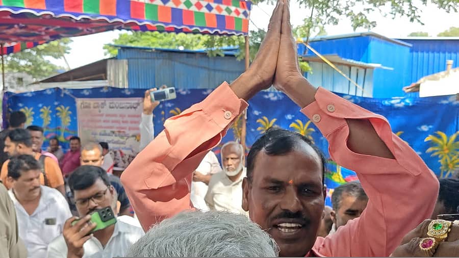 ಹುಳಿಯಾರು ಪಟ್ಟಣ ಪಂಚಾಯಿತಿ ಮುಖ್ಯಾಧಿಕಾರಿ ಅಧಿಕಾರ ಸ್ವೀಕಾರದ ನಾಟಕೀಯ ಬೆಳವಣಿಗೆಯಲ್ಲಿ ಪರ-ವಿರೋಧದ ನಡುವೆಯೂ ಅಧಿಕಾರ ಸ್ವೀಕರಿಸಿ ಮುಂಜುನಾಥ್‌ ಜನರಿಗೆ ಕೈ ಮುಗಿದರು