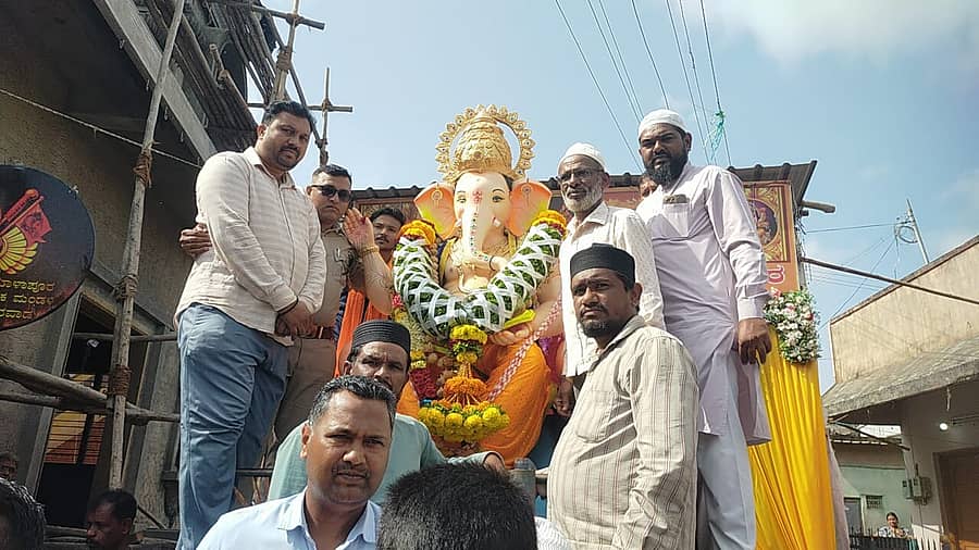 <div class="paragraphs"><p>ಧಾರವಾಡದ ಮಾಳಾಪುರದಲ್ಲಿ ಗುರುವಾರ ಗಣೇಶ ಮೂರ್ತಿ ವಿಸರ್ಜನಾ ಮೆರವಣಿಗೆಯಲ್ಲಿ ಮುಸ್ಲಿಂ ಸಮುದಾಯದವರು ಮೂರ್ತಿಗೆ ಹೂಮಾಲೆ ಅರ್ಪಿಸಿದರು</p></div>
