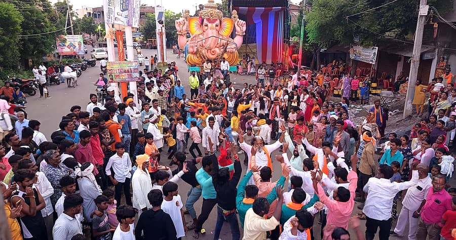 ಔರಾದ್ ಪಟ್ಟಣದಲ್ಲಿ ಗಣೇಶ ಮೂರ್ತಿಗಳ ವಿಸರ್ಜನೆ ಭವ್ಯ ಮೆರವಣಿಗೆ ನಡೆಯಿತು