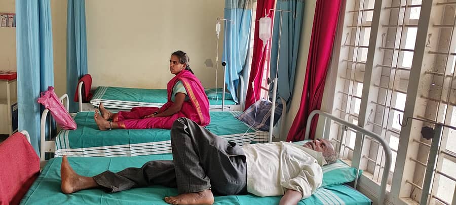 ಹೊಸಕೋಟೆ ತಾಲ್ಲೂಕಿನ ಜಡಿಗೆನಹಳ್ಳಿಯ ಪ್ರಾಥಮಿಕ ಆರೋಗ್ಯ ಕೇಂದ್ರದಲ್ಲಿ ಚಿಕಿತ್ಸೆ ಪಡೆಯುತ್ತಿರುವ ಹರಳಾಪುರದ ನಾಗರಾಜು ಅವರ ಸಲೈನ್ ಬಾಟಲ್ ಖಾಲಿಯಾಗಿ ಹತ್ತು ನಿಮಿಷ ಕಳೆದರೂ ಬದಲಾಯಿಸಲು ಸಿಬ್ಬಂದಿ ಇಲ್ಲ