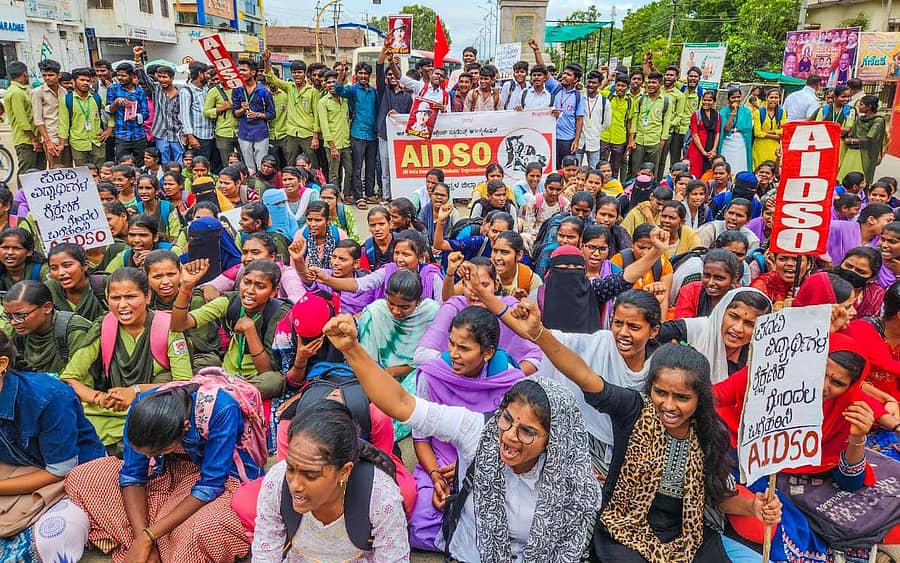 ಕೊಪ್ಪಳದ ಅಶೋಕ ವೃತ್ತದಲ್ಲಿ ಪ‍್ರತಿಭಟಿಸಿದ ವಿದ್ಯಾರ್ಥಿಗಳು