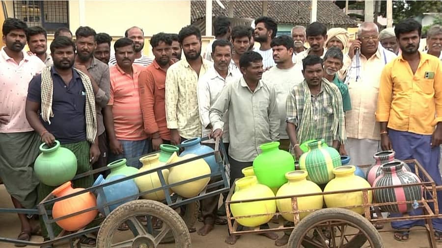ಮಾಯಕೊಂಡ ಸಮೀಪದ ಸಮೀಪದ ನಲ್ಕುಂದ ಗ್ರಾಮದಲ್ಲಿ ನೀರಿನ ಅಸಮರ್ಪಕ ಪೂರೈಕೆಗೆ ಬೇಸತ್ತು ಖಾಲಿ ಕೊಡ ಪ್ರದರ್ಶಿಸಿ ಆಕ್ರೋಶ ವ್ಯಕ್ತಪಡಿಸಿದ್ದಾರೆ.