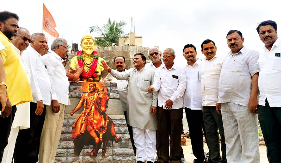 ಮಹಾರಾಷ್ಟ್ರ ಸರ್ಕಾರ ಮನೋಜ ಜರಾಂಗೆ ಪಾಟೀಲ ಅವರ ಬೇಡಿಕೆಗಳನ್ನು ಒಪ್ಪಿದಕ್ಕಾಗಿ ಬಸವಕಲ್ಯಾಣದ ಛತ್ರಪತಿ ಶಿವಾಜಿ ಮಹಾರಾಜ ಪಾರ್ಕ್ನಲ್ಲಿ ಕರ್ನಾಟಕ ಕ್ಷತ್ರಿಯ ಮರಾಠಾ ಪರಿಷತ್ತಿನಿಂದ ಬುಧವಾರ ಸಂಭ್ರಮಾಚರಣೆ ಮಾಡಲಾಯಿತು