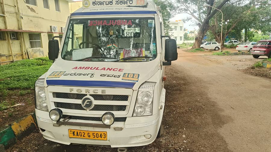 ಶಿರಾ ಸಾರ್ವಜನಿಕ ಆಸ್ಪತ್ರೆಯಲ್ಲಿ ಮೂಲೆ ಸೇರಿರುವ ಆಂಬುಲೆನ್ಸ್