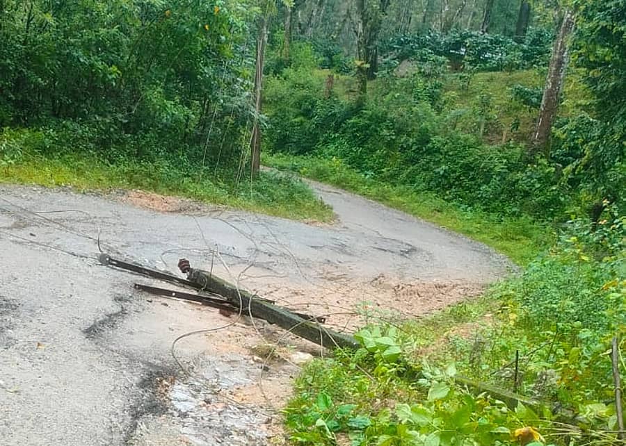 ಮೂಡಿಗೆರೆ ತಾಲ್ಲೂಕಿನ ತತ್ಕೊಳ ರಸ್ತೆಯಲ್ಲಿ ವಿದ್ಯುತ್ ಕಂಬ ಬಿದ್ದಿರುವುದು