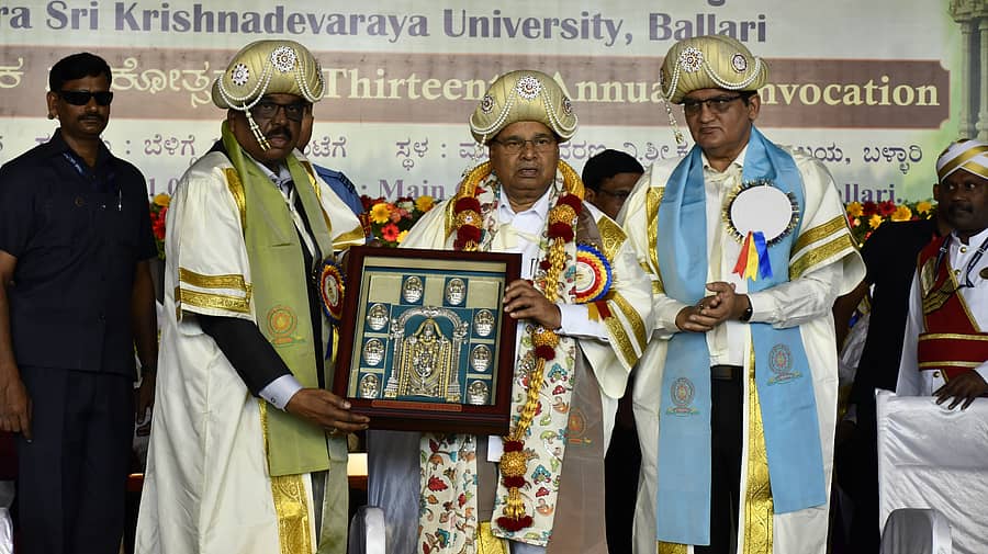 ಬಳ್ಳಾರಿಯ ವಿಜಯನಗರ ಶ್ರೀಕೃಷ್ಣದೇವರಾಯ ವಿಶ್ವವಿದ್ಯಾಲಯದ ಘಟಿಕೋತ್ಸವದಲ್ಲಿ ಗುರುವಾರ ಭಾಗವಹಿಸಿದ್ದ ಕುಲಾಧಿಪತಿಯೂ ಆದ, ರಾಜ್ಯಪಾಲ ಥಾವರ್ ಚಂದ್‌ ಗೆಹಲೋತ್‌ ಅವರಿಗೆ ವಿವಿ ವತಿಯಿಂದ ಕುಲಪತಿ ಪ್ರೊ ಎಂ.ಮುನಿರಾಜು ಅವರು ಅವರು ಸ್ಮರಣಿಕೆ ನೀಡಿದರು