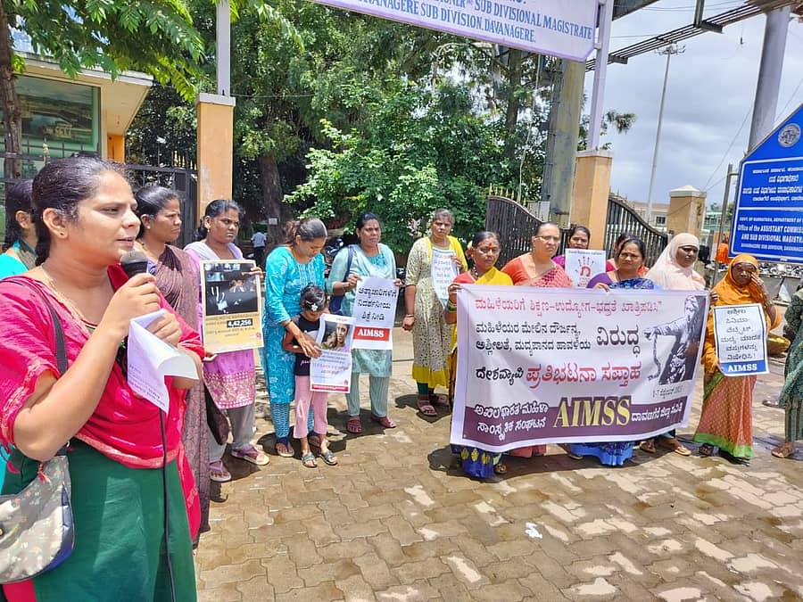 ಅಖಿಲ ಭಾರತ ಮಹಿಳಾ ಸಾಂಸ್ಕೃತಿಕ ಸಂಘಟನೆ ಸದಸ್ಯರು ದಾವಣಗೆರೆಯ ಉಪವಿಭಾಗಾಧಿಕಾರಿ ಕಚೇರಿ ಎದುರು ಗುರುವಾರ ಪ್ರತಿಭಟನೆ ನಡೆಸಿದರು