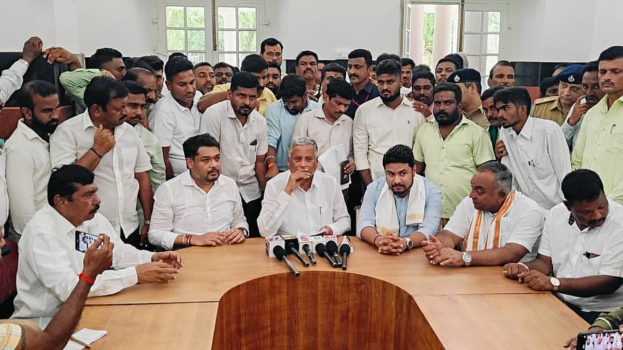 ನಂಜನಗೂಡಿನ ಪ್ರವಾಸಿ ಮಂದಿರದಲ್ಲಿ ಗುರುವಾರ ರೈಲ್ವೆ ರಾಜ್ಯ ಸಚಿವ ವಿ.ಸೋಮಣ್ಣ  ನಗರದಲ್ಲಿ  ನಿರ್ಮಾಣಗೊಳ್ಳಲಿರುವ ರೈಲ್ವೆ ಮೇಲ್ಸೇತುವೆ  ಕುರಿತು ಮಾಹಿತಿ ನೀಡಿದರು, ಸುನೀಲ್ ಬೋಸ್,ದರ್ಶನ್ ಧ್ರುವನಾರಾಯಣ ಇದ್ದಾರೆ.