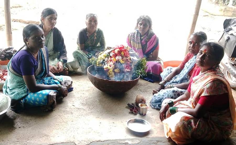 <div class="paragraphs"><p>ಹೊನ್ನಾಳಿ ತಾ. ಹಿರೆಗೋಣಿಗೆರೆ ಗ್ರಾಮದಲ್ಲಿ ಜೋಕುಮಾರನ ಕುರಿತು ಪುರಾಣದ ಕಥೆ ಹೇಳುತ್ತಿರುವ ಅಂಬಿಗ ಸಮಾಜದ ಮಹಿಳೆಯರು</p></div>