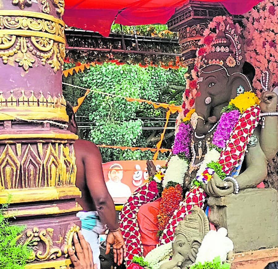 <div class="paragraphs"><p>ಹಾಸನದ ಸಾಹಿತ್ಯ ಪರಿಷತ್ ಭವನದ ಆವರಣದಲ್ಲಿ ಪ್ರತಿಷ್ಠಾಪನೆಗೊಂಡಿದ್ದ ಪಾಂಚಜನ್ಯ ಹಿಂದೂ ಗಣಪತಿಯ ಒಂದು ನೋಟ</p></div>