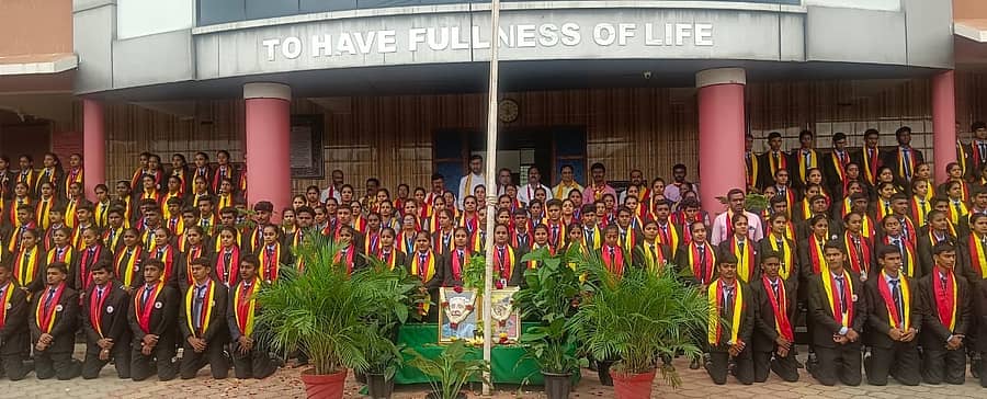 ಹುಣಸೂರು ತಾಲ್ಲೂಕಿನ ಮರದೂರು ಗ್ರಾಮದ ಲಾ ಸೆಲೇಟ್‌ ವಿದ್ಯಾಸಂಸ್ಥೆಯಲ್ಲಿ ಗುರುವಾರ ಕುವೆಂಪು ರಚಿಸಿದ ನಾಡಗೀತೆಗೆ ನೂರು ವರ್ಷ ತುಂಬಿದ ಹಿನ್ನಲೆಯಲ್ಲಿ ತಾ.ಕಸಾಪ ವತಿಯಿಂದ ಹಮ್ಮಿಕೊಂಡಿದ್ದ ಸಾಮೂಹಿಕ ಗೀತ ಗಾಯನ ಕಾರ್ಯಕ್ರಮದಲ್ಲಿ 1500ವಿದ್ಯಾರ್ಥಿಗಳು ಭಾಗವಹಿಸಿದ್ದರು.