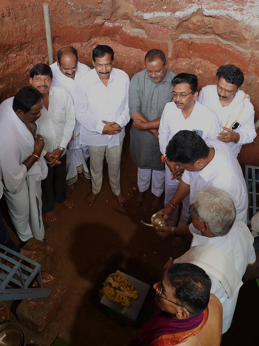 ಕಾಪಿಕಾಡುವಿನ ಉಮಾಪುರಿಯ ಶ್ರೀಉಮಾಮಹೇಶ್ವರಿ ದೇವಸ್ಥಾನದ ಆವರಣದಲ್ಲಿ ಪ್ರತಿಷ್ಠಾಪನೆಗೊಳ್ಳಲಿರುವ ಭದ್ರಕಾಳಿ ದೇವಿಯ ನೂತನ ಪೀಠಕ್ಕೆ ಗುರುವಾರ ಶಿಲಾನ್ಯಾಸ ನೆರವೇರಿತು