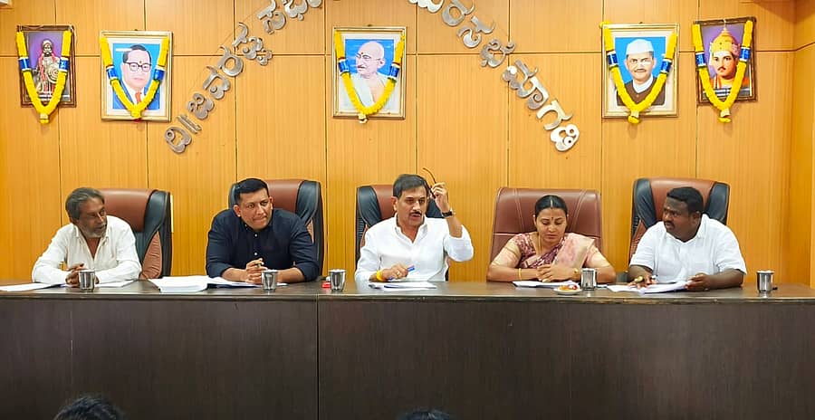 ಮಾಗಡಿ ಪುರಸಭೆಯಲ್ಲಿ ರಮ್ಯಾ ನರಸಿಂಹಮೂರ್ತಿ ಅಧ್ಯಕ್ಷತೆಯಲ್ಲಿ ಸಾಮಾನ್ಯ ಸಭೆ ನಡೆಯಿತು. ಶಾಸಕ ಎಚ್.ಸಿ. ಬಾಲಕೃಷ್ಣ, ಮುಖ್ಯಾಧಿಕಾರಿ ಶ್ರೀನಿವಾಸ್ ಇದ್ದರು 
