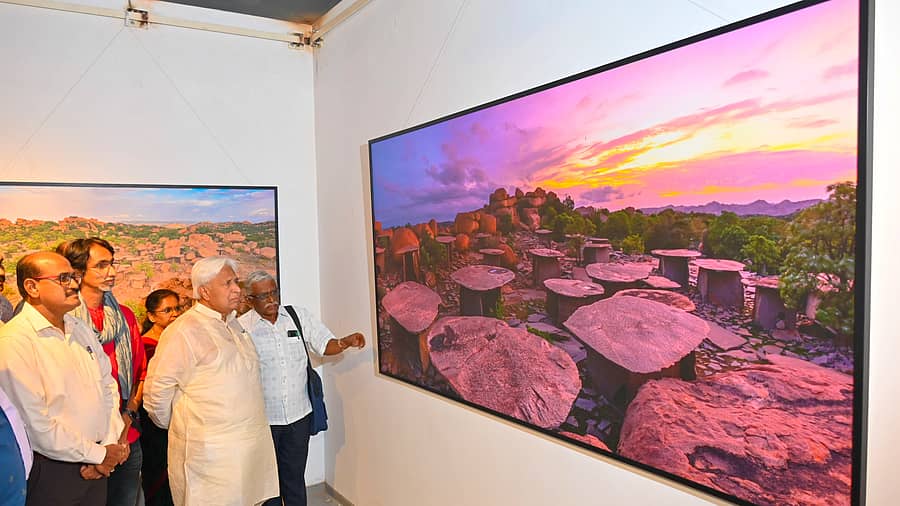 ವೆಂಕಟಪ್ಪ ಆರ್ಟ್‌ ಗ್ಯಾಲರಿಯಲ್ಲಿ ಹಿರೇಬೆಣಕಲ್‌ ತಾಣದ ಛಾಯಾಚಿತ್ರ ಪ್ರದರ್ಶನವನ್ನು ಸಚಿವ ಎಚ್‌.ಕೆ.ಪಾಟೀಲ್‌ ವೀಕ್ಷಿಸಿದರು.