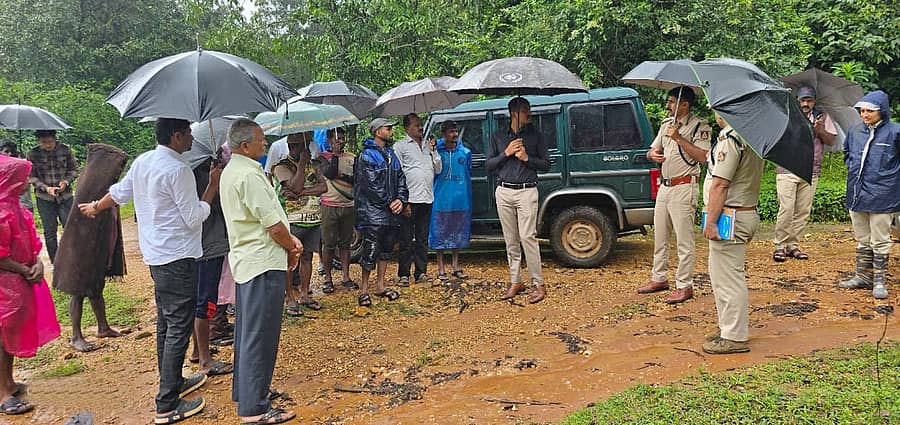 ಶೃಂಗೇರಿಯ ಅರಣ್ಯ ಇಲಾಖೆ ಮತ್ತು ಕೊಪ್ಪ ವಿಭಾಗದ ಉಪ ಅರಣ್ಯ ಸಂರಕ್ಷಣಾಧಿಕಾರಿಗಳ ತಂಡ ಕುದುರೆಮುಖ ರಾಷ್ಟ್ರೀಯ ಉದ್ಯಾನದ ಅಂಚಿನಲ್ಲಿರುವ ತಾರೋಳ್ಳಿಕೊಡಿಗೆಯ ಗಿರಿಜನರ ಕುಂದುಕೊರತೆಯನ್ನು ಕೊಪ್ಪ ವಿಭಾಗದ ಉಪ ಅರಣ್ಯ ಸಂರಕ್ಷಣಾಧಿಕಾರಿ ಶಿವಶಂಕರ್.ಇ ಆಲಿಸಿದರು