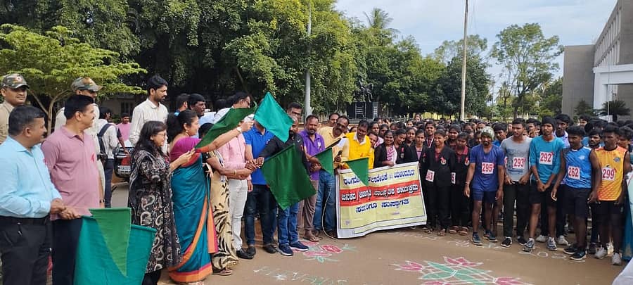 ಯುವಜನೋತ್ಸವದ ಅಂಗವಾಗಿ ಎಚ್.ಐ.ವಿ, ಏಡ್ಸ್ ಕುರಿತು ಜಾಗೃತಿ ಮೂಡಿಸಲು ಗುರುವಾರ ಜಿಲ್ಲಾಡಳಿತ ಭವನದ ಎದುರು ಹಮ್ಮಿಕೊಂಡಿದ್ದ ಮ್ಯಾರಥಾನ್, ರೆಡ್ ರಿಬ್ಬನ್ ಓಟ ಸ್ಪರ್ಧೆಗೆ ಜಿಲ್ಲಾಧಿಕಾರಿ ಶಿಲ್ಪಾ ನಾಗ್ ಚಾಲನೆ ನೀಡಿದರು