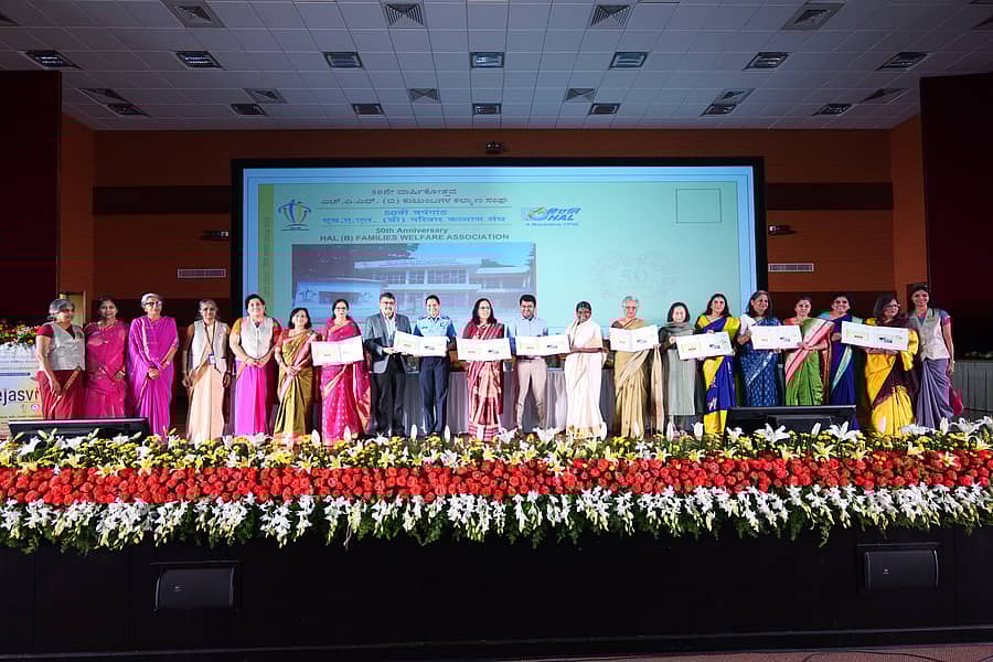 ಎಚ್ಎಎಲ್ ಫ್ಯಾಮಿಲೀಸ್ ವೆಲ್ಫೇರ್ ಅಸೋಸಿಯೇಷನ್ನ 50 ವರ್ಷಗಳ ಸೇವೆಯ ಸ್ಮರಣಾರ್ಥ ವಿಶೇಷ ಸುವರ್ಣ ಮಹೋತ್ಸವ ಅಂಚೆ ಲಕೋಟೆ ಬಿಡುಗಡೆ ಮಾಡಲಾಯಿತು