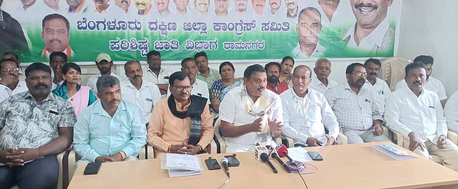 ರಾಮನಗರದಲ್ಲಿರುವ ಜಿಲ್ಲಾ ಕಾಂಗ್ರೆಸ್ ಕಚೇರಿಯಲ್ಲಿ ಶುಕ್ರವಾರ ನಡೆದ ಸುದ್ದಿಗೋಷ್ಠಿಯಲ್ಲಿ ಕೆಪಿಸಿಸಿ ಪರಿಶಿಷ್ಟ ಜಾತಿ ವಿಭಾಗದ ರಾಜ್ಯ ಘಟಕದ ಅಧ್ಯಕ್ಷ ಆರ್. ಧರ್ಮಸೇನ ಮಾತನಾಡಿದರು. ಜಿಲ್ಲಾಧ್ಯಕ್ಷ ಎನ್. ನರಸಿಂಹಯ್ಯ, ಪ್ರಧಾನ ಕಾರ್ಯದರ್ಶಿ ಸಿ. ಜಯರಾಮು ಹಾಗೂ ಇತರರು ಇದ್ದಾರೆ