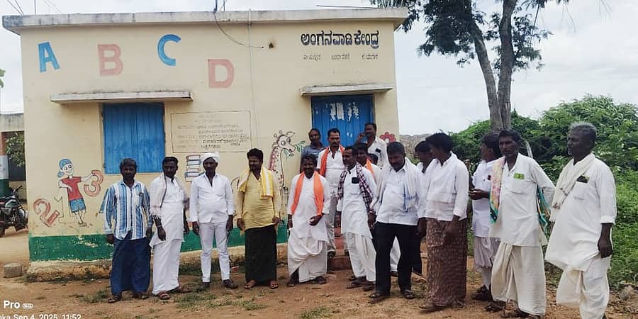 <div class="paragraphs"><p>ಅಂಗನವಾಡಿ ಕೇಂದ್ರಕ್ಕೆ ಬೀಗಜಡಿದು ಅಂಬಾನಗರ ಗ್ರಾಮಸ್ಥರು ಪ್ರತಿಭಟಿಸಿದರು</p></div>
