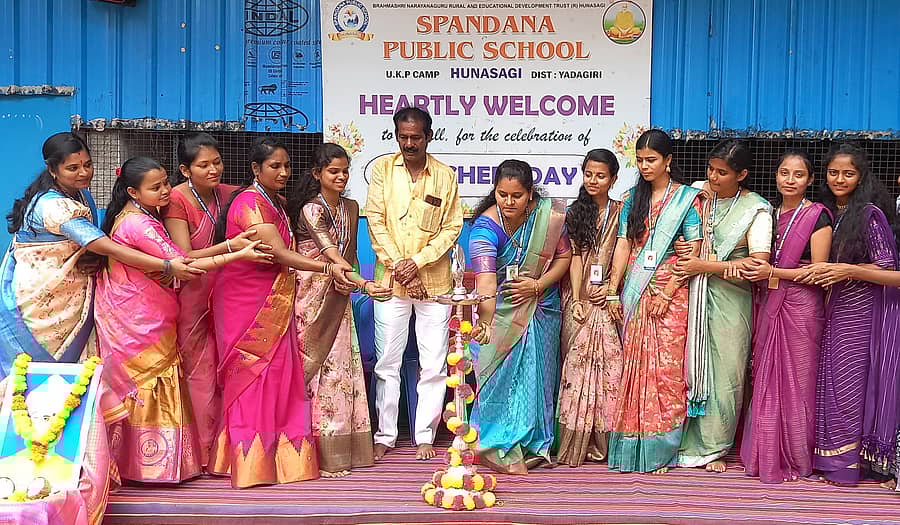 ಹುಣಸಗಿ ಪಟ್ಟಣದ ಸ್ಪಂದನಾ ಪಬ್ಲಿಕ್ ಶಾಲೆಯಲ್ಲಿ ಶಿಕ್ಷಕರ ದಿನ ಆಚರಿಸಲಾಯಿತು